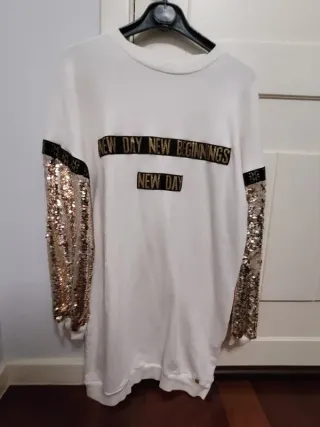 Vestido GUS branco, com mangas e lantejoulas