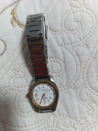 Reloj analógico metálico