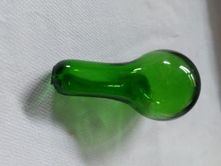 Copas altas de chupito y botella verde