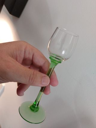 Copas altas de chupito y botella verde