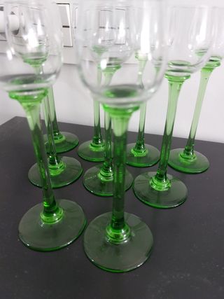 Copas altas de chupito y botella verde