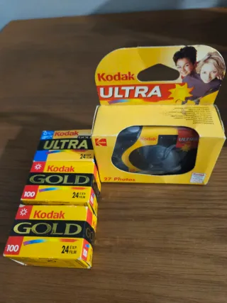 Cámara Kodak y 3 carretes