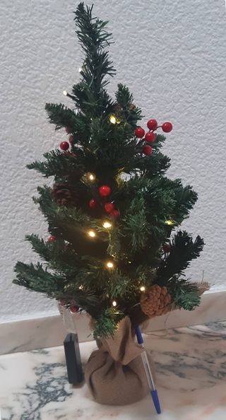 Due alberi di Natale artificiali a LED