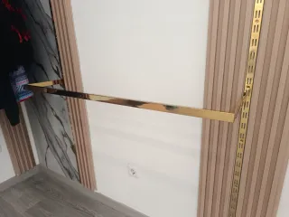 Perchero industrial metal dorado de pared tienda