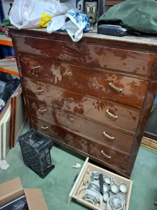 Cómoda antigua esta nueva