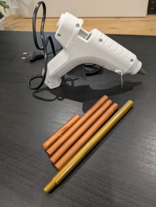 Pistola y barras lacre