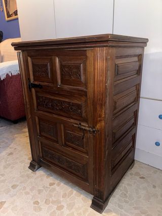 Mueble con máquina de coser antiguo