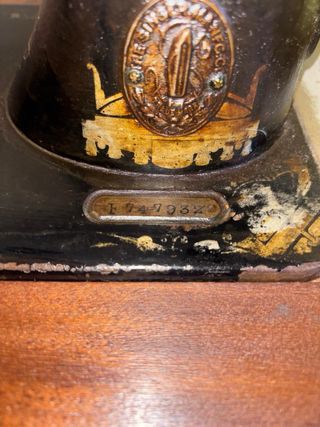 Mueble con máquina de coser antiguo