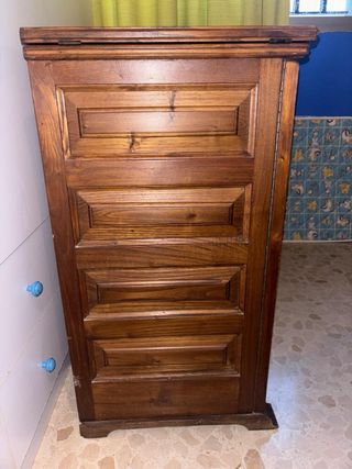 Mueble con máquina de coser antiguo