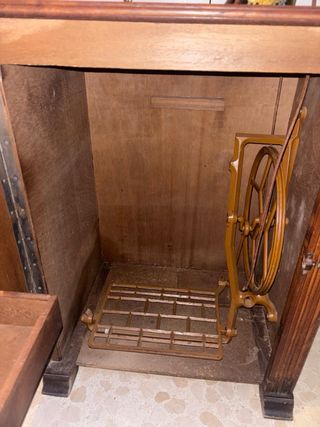 Mueble con máquina de coser antiguo