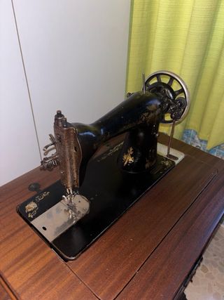 Mueble con máquina de coser antiguo