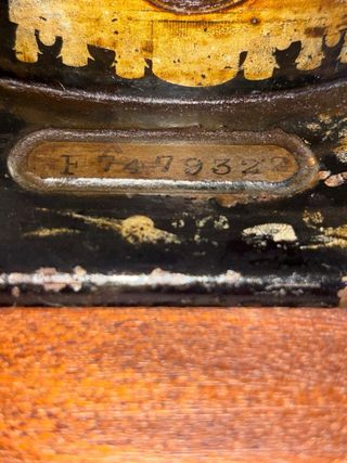 Mueble con máquina de coser antiguo