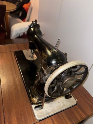 Mueble con máquina de coser antiguo