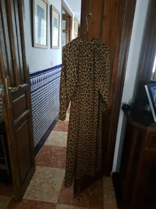 Vestido de leopardo con mangas , cuello tirilla y