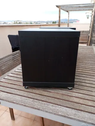 Mesas auxiliares marrón oscuro (2 unidades).