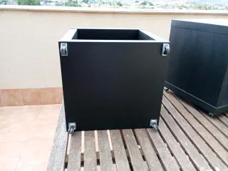 Mesas auxiliares marrón oscuro (2 unidades).