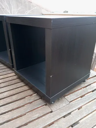 Mesas auxiliares marrón oscuro (2 unidades).