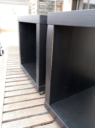 Mesas auxiliares marrón oscuro (2 unidades).