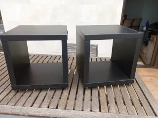 Mesas auxiliares marrón oscuro (2 unidades).