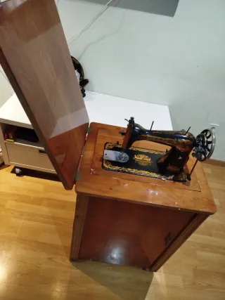 Se vende máquina de coser antigua marca Singer