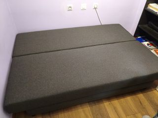 Sofá cama de Ikea prácticamente nuevo.