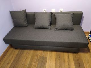 Sofá cama de Ikea prácticamente nuevo.