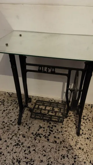 Mesa de pie de maquina de coser. Antigua.
