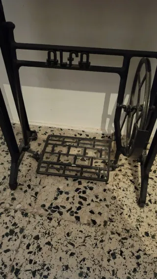 Mesa de pie de maquina de coser. Antigua.