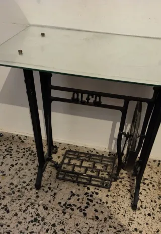 Mesa de pie de maquina de coser. Antigua.