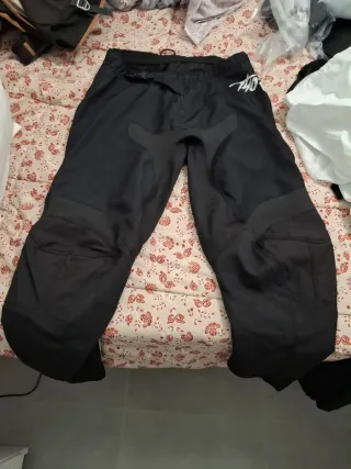 Pantalon, camisetas y guantes