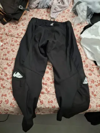 Pantalon, camisetas y guantes