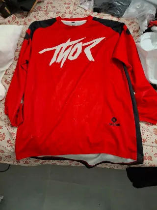 Pantalon, camisetas y guantes