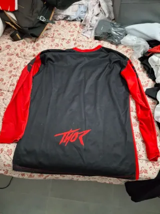 Pantalon, camisetas y guantes