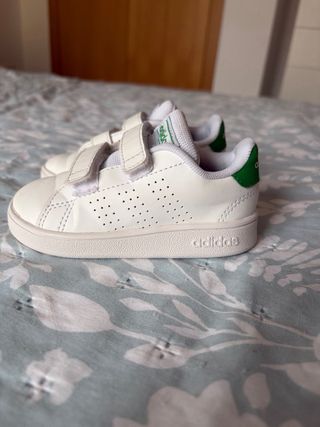 Zapatillas Adidas niño blancas talla 23 con velcro
