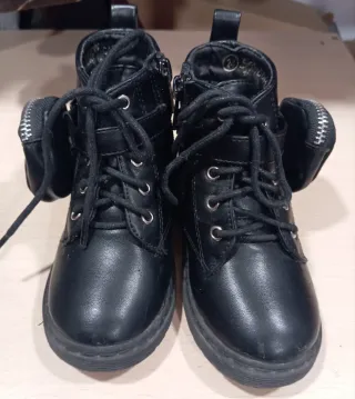 Botas negras con monedero 24