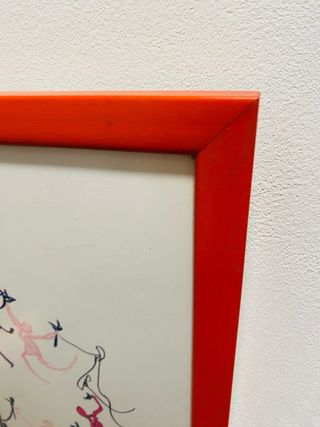 Cuadro con marco de madera en color rojo