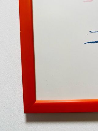 Cuadro con marco de madera en color rojo