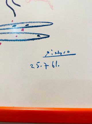 Cuadro con marco de madera en color rojo