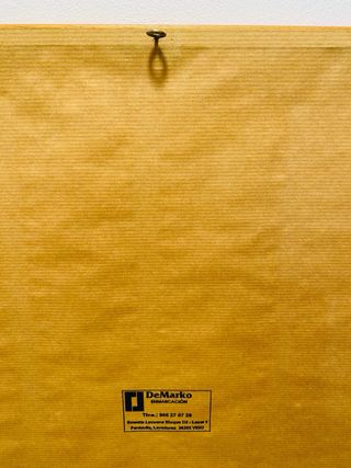 Cuadro con marco de madera en color rojo