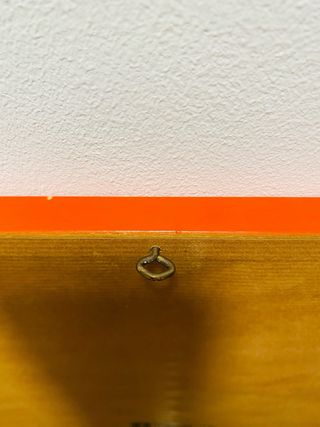 Cuadro con marco de madera en color rojo