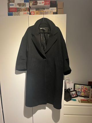 Gabardina negra de Zara