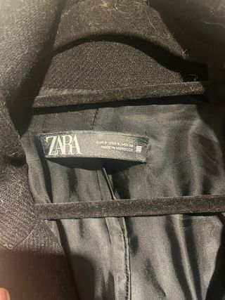 Gabardina negra de Zara