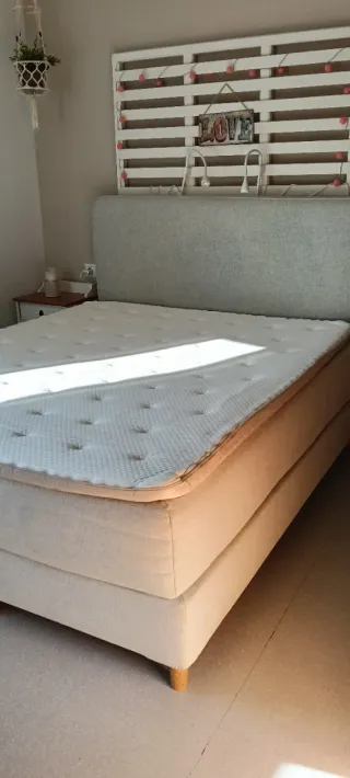 Preciosa cama de matrimonio.