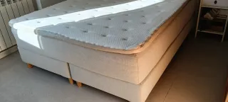 Preciosa cama de matrimonio.