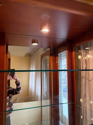 Vitrina con espejos y luz