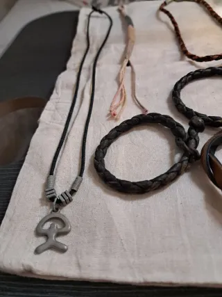 Todo cuero complementos unisex.