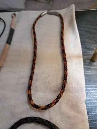 Todo cuero complementos unisex.