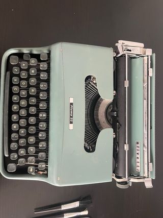 Maquina de escribir Olivetti, Pluma 22