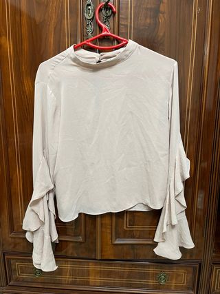 Blusa con manga de chorreras