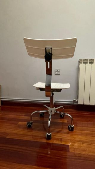 Silla giratoria, regulable en altura y respaldo